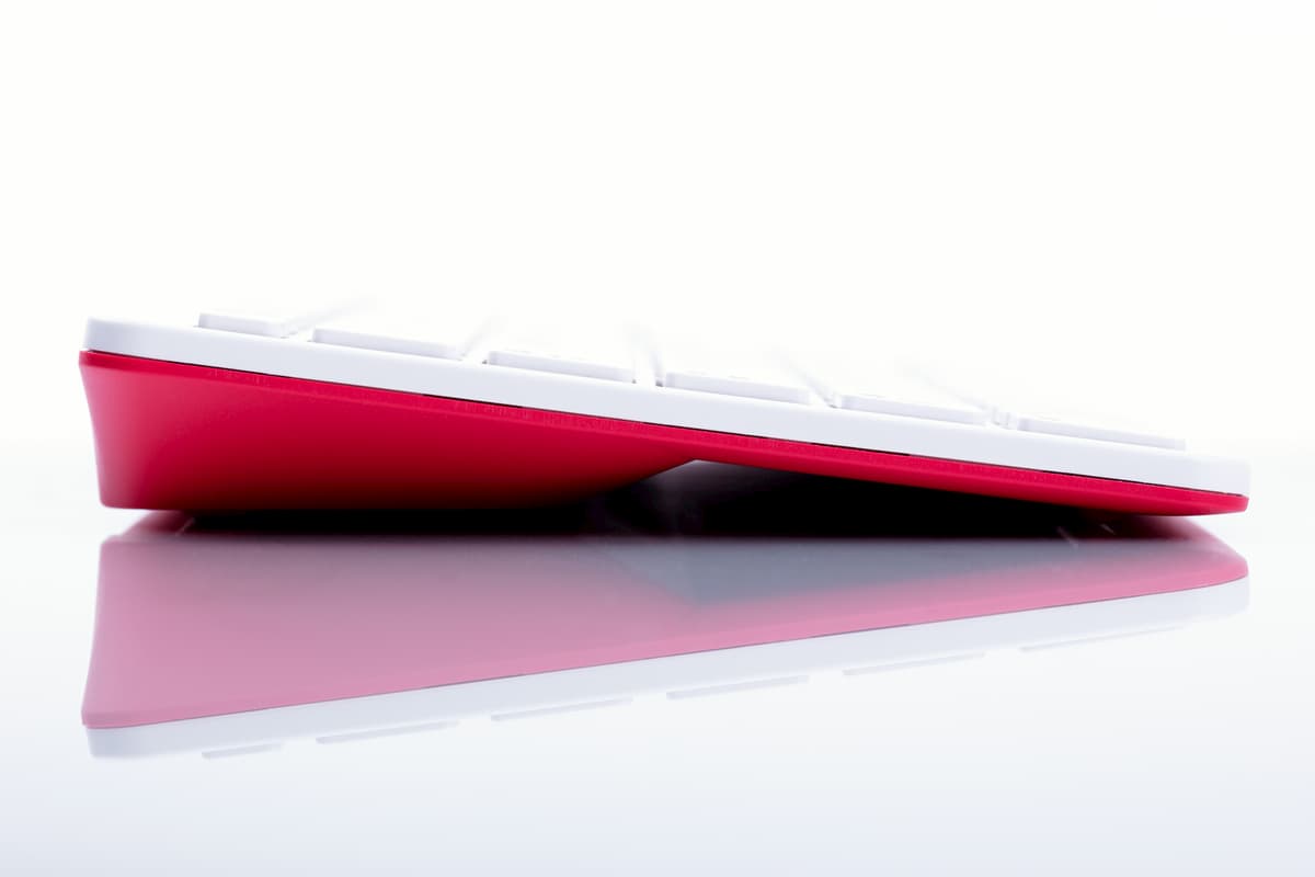 Raspberry Pi 400 - 售价 615 元，带键盘的树莓派 4